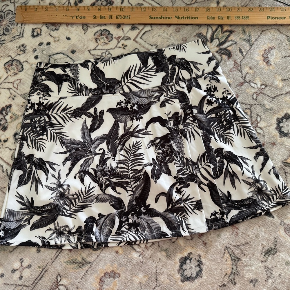 Tommy Bahama Black and White Tropical Print Skort M
